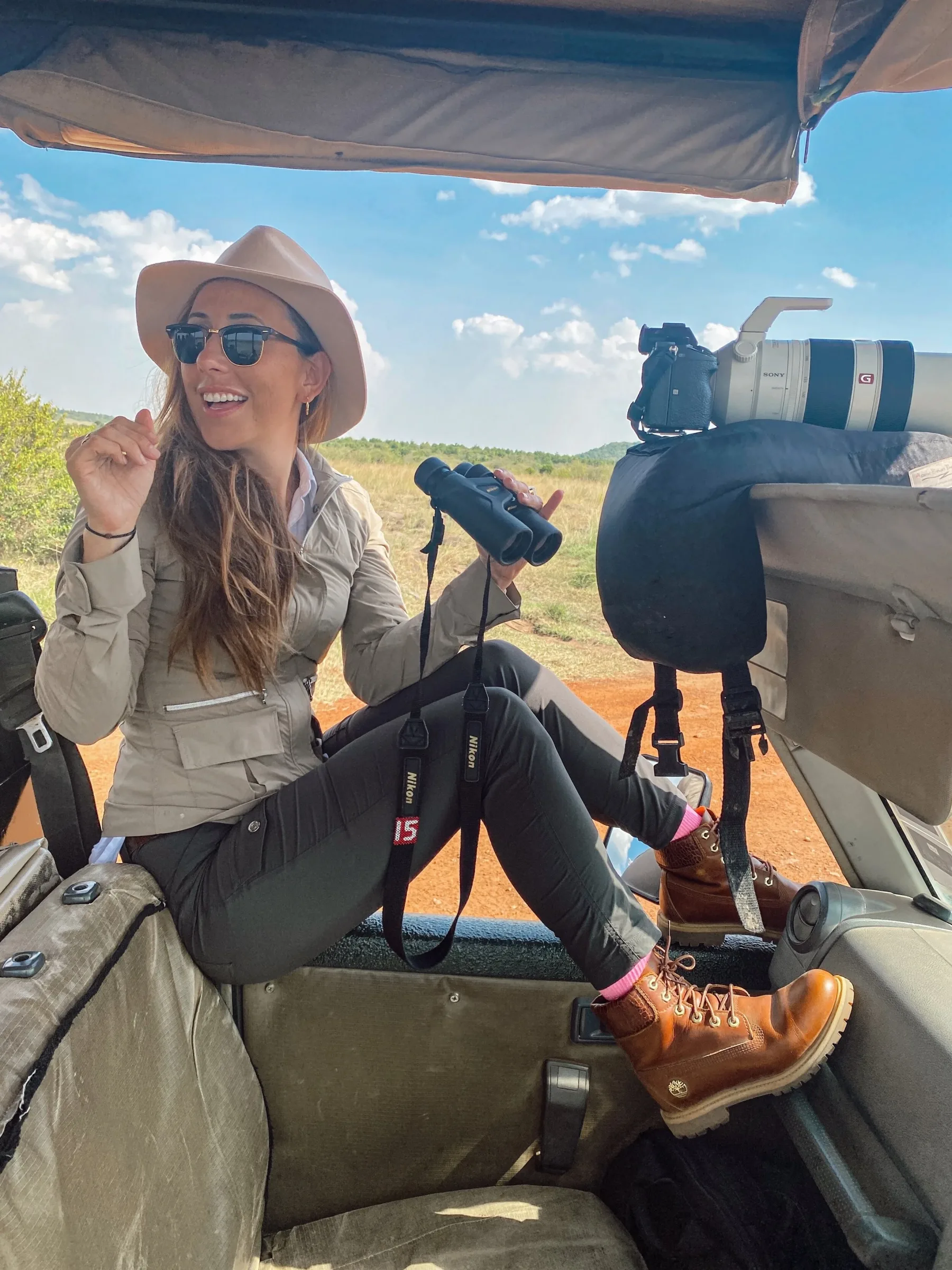 Can I wear black on safari?