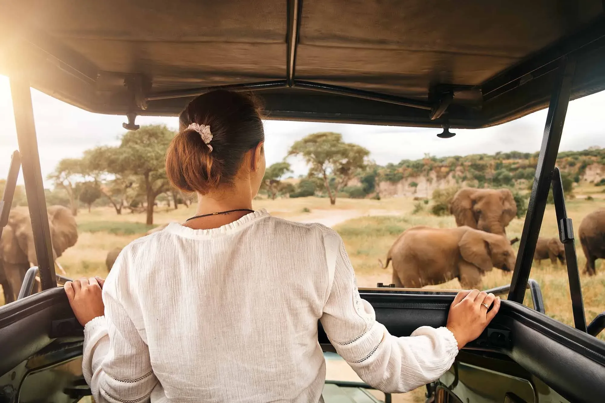 How can solo travelers avoid safari single supplements?
