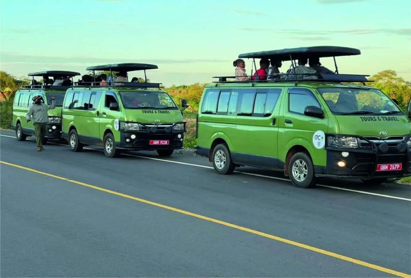 How many people share a safari vehicle? — African safari